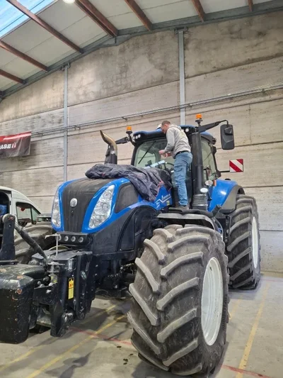 AGRIGLASS, spécialiste remplacement et réparation de vitrages pour engins agricoles et de BTP