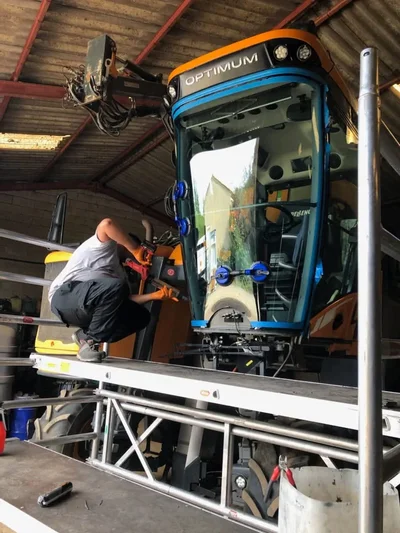 Agriglass, remplacement et réparation de vitrage pour engins agricoles et de chantier en France